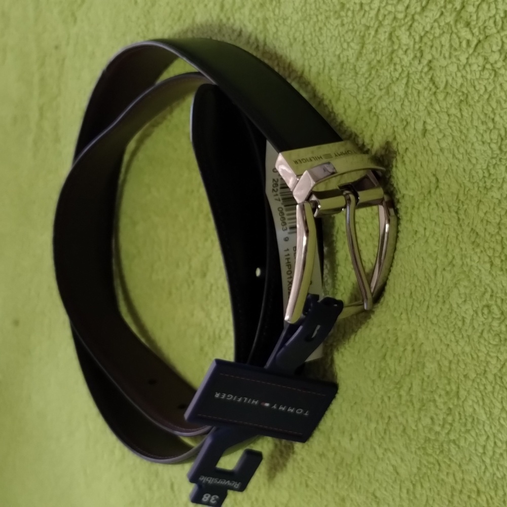 NWT Men's Tommy Hilfiger Reversible  Belt, Size 38, Black/Brown  Silver …